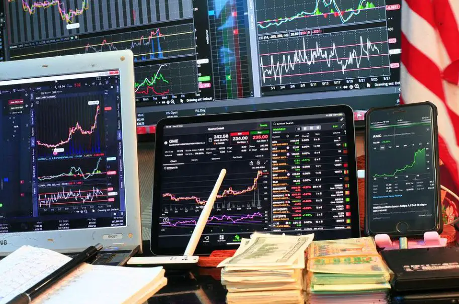 Bourse : Le CAC 40 dbute la semaine en vert, tir par Airbus